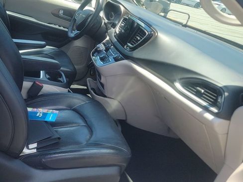 Used 2017 Chrysler Pacifica Touring-L Plus w/ Advanced Safetytec Group FWD image 3