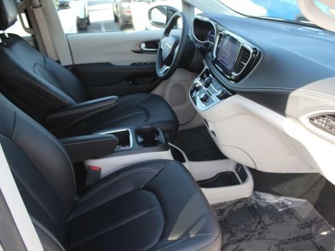 Used 2024 Chrysler Pacifica Limited w/ Uconnect Theater Family Group FWD image 36