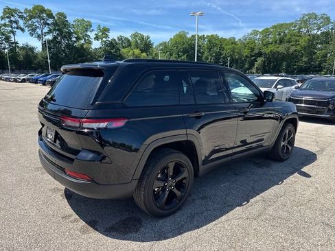 Used 2023 Jeep Grand Cherokee Altitude AWD/4WD image 5