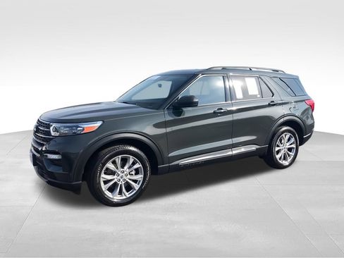Used 2023 Ford Explorer XLT w/ Equipment Group 202A AWD/4WD image 4