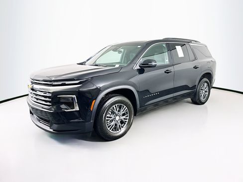 Used 2025 Chevrolet Traverse LT FWD image 3
