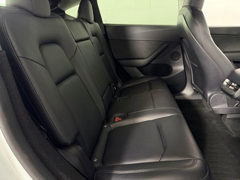 Used 2022 Tesla Model Y Long Range image 23