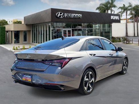 Used 2022 Hyundai Elantra Limited FWD image 3