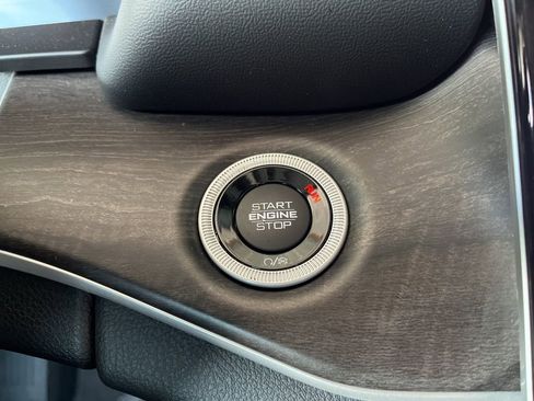 Used 2023 Jeep Grand Cherokee Limited w/ Black Appearance Package AWD/4WD image 32