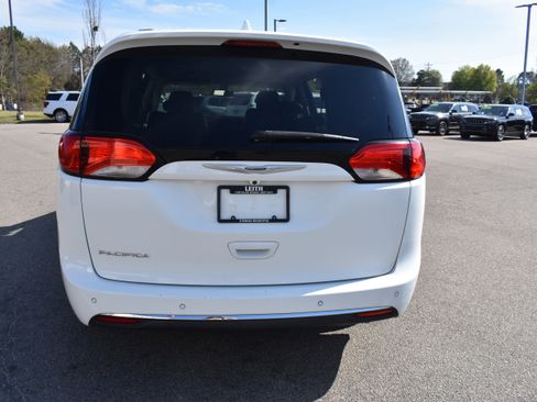 Used 2019 Chrysler Pacifica Touring-L image 8