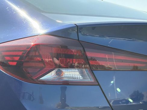 Used 2020 Hyundai Elantra SE FWD image 9