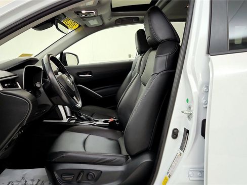 Used 2023 Toyota Corolla Cross XLE w/ Convenience Package image 25