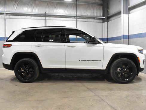 Used 2023 Jeep Grand Cherokee Limited w/ Luxury Tech Group II AWD/4WD image 28
