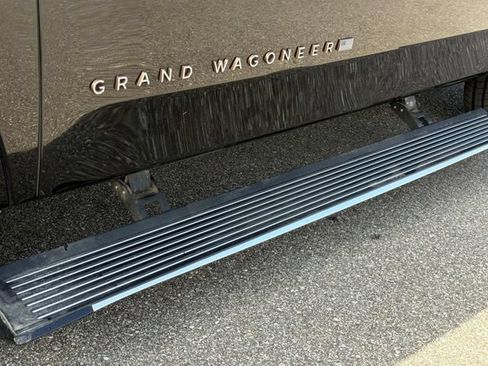 Used 2023 Jeep Grand Wagoneer Series III AWD/4WD image 16