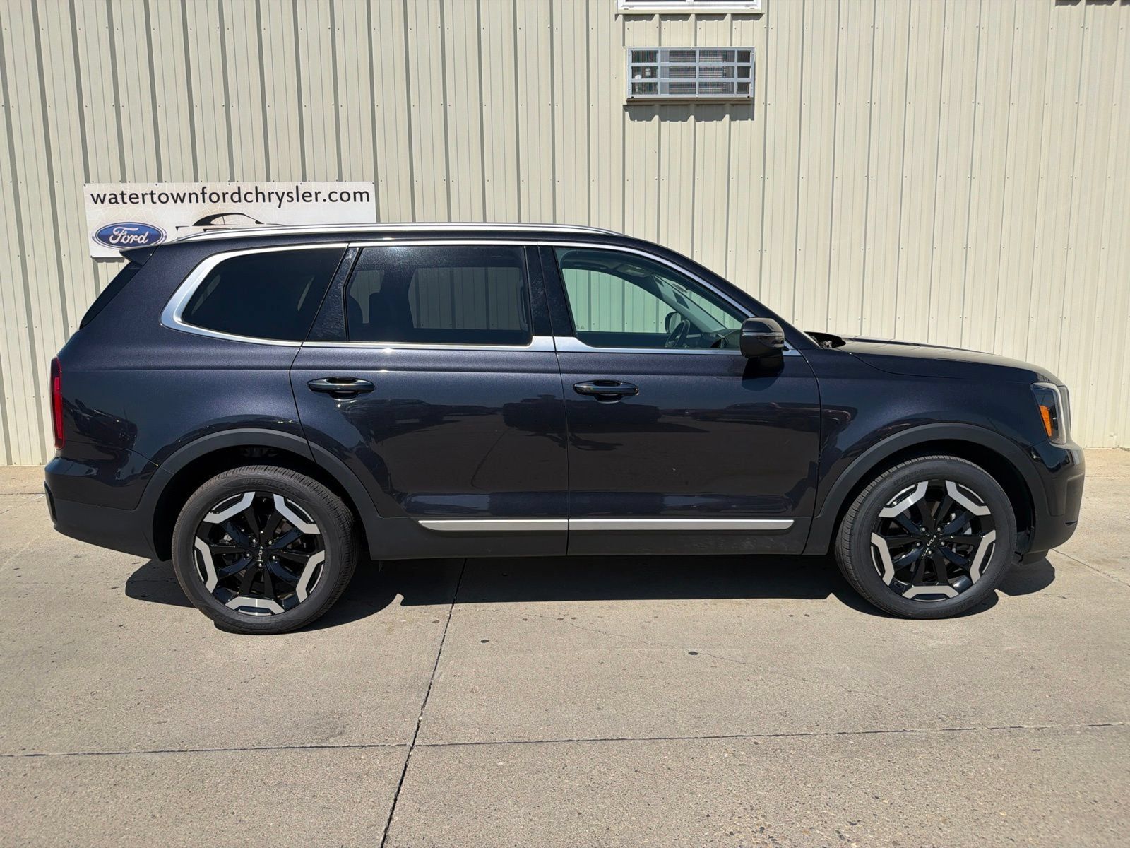 Used 2025 Kia Telluride S AWD/4WD image 1