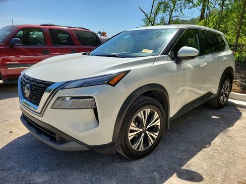 Used 2023 Nissan Rogue SV image 3