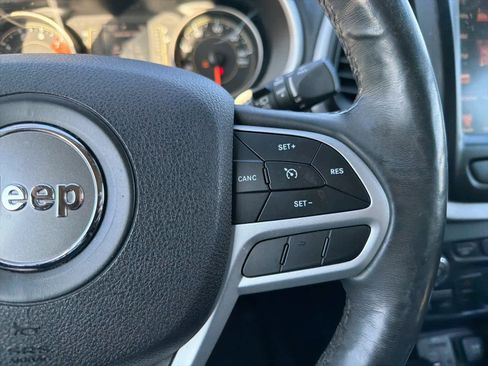 Used 2018 Jeep Cherokee Latitude Plus w/ Comfort/Convenience Group image 18