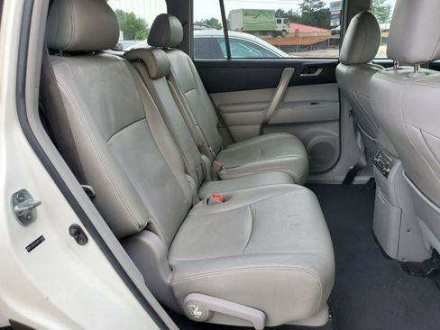 Used 2013 Toyota Highlander SE FWD image 5