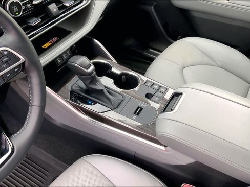 Used 2026 Toyota Highlander Platinum image 17