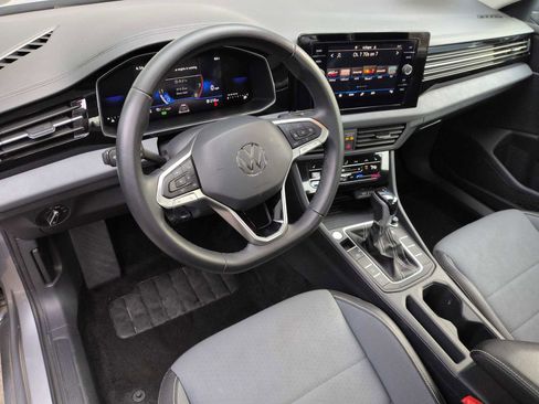 Used 2025 Volkswagen Jetta SE image 2