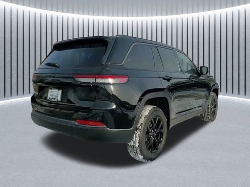 New 2026 Jeep Grand Cherokee Altitude image 9