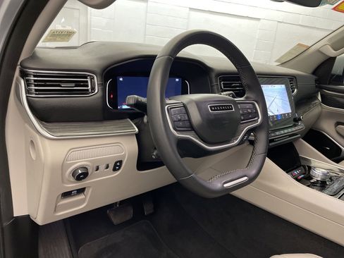 Used 2022 Jeep Wagoneer Series III image 19