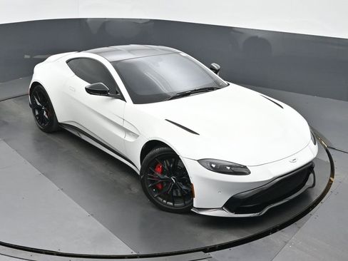 Used 2021 Aston Martin V8 Vantage Coupe image 27