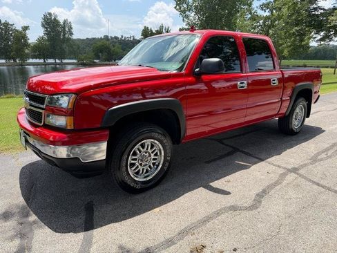 Used 2006 Chevrolet Silverado 1500 LT w/ Onstar Plus Package AWD/4WD image 3