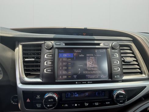 Used 2019 Toyota Highlander XLE AWD/4WD image 12