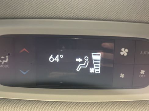 Used 2024 Chrysler Pacifica Touring-L FWD image 34