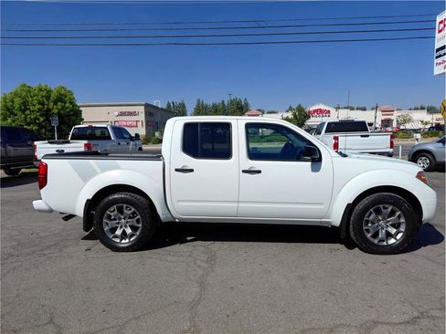 Used 2020 Nissan Frontier SV image 3