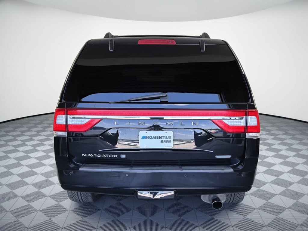 Used 2016 Lincoln Navigator L Select RWD image 11
