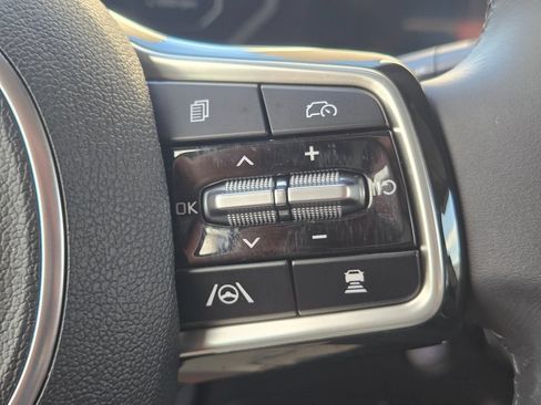 Used 2025 Kia Carnival SX w/ SX Dark Edition Package FWD image 25