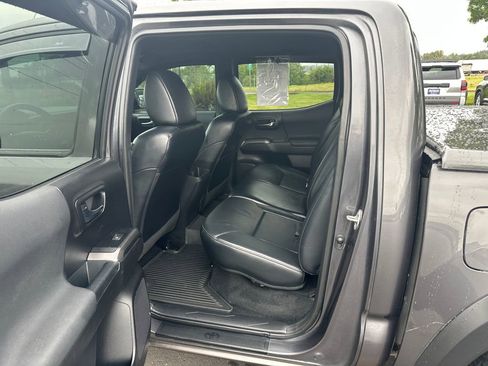 Used 2019 Toyota Tacoma TRD Off-Road w/ TRD Premium Off Road Package AWD/4WD image 12