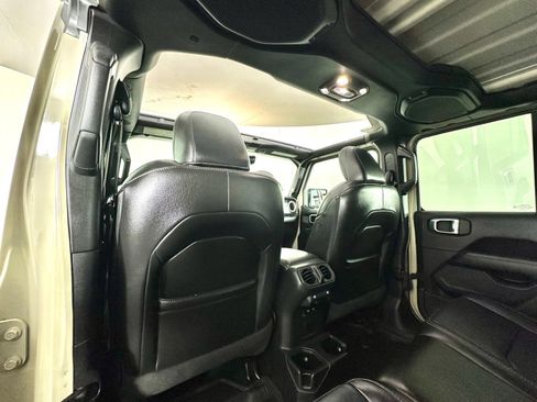 Used 2022 Jeep Gladiator Overland w/ Popular Equipment Package AWD/4WD image 17