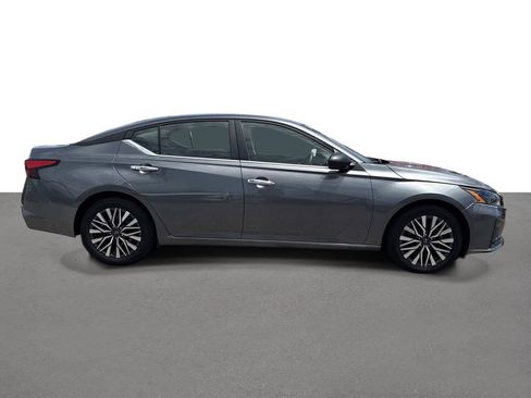 Certified 2024 Nissan Altima 2.5 SV FWD image 3