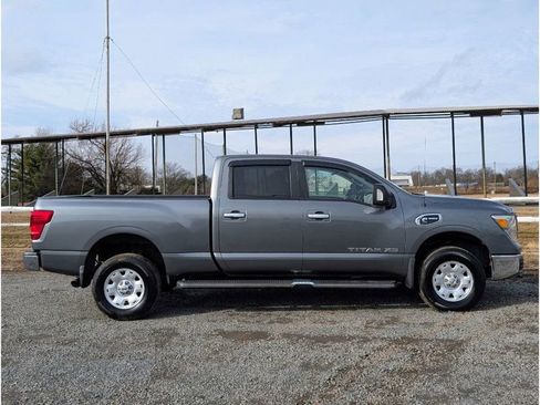 Used 2017 Nissan Titan SV image 8
