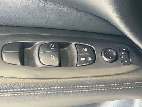 Used 2019 Nissan Pathfinder SL AWD/4WD image 16