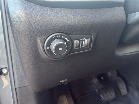 Used 2023 Jeep Compass Latitude image 17