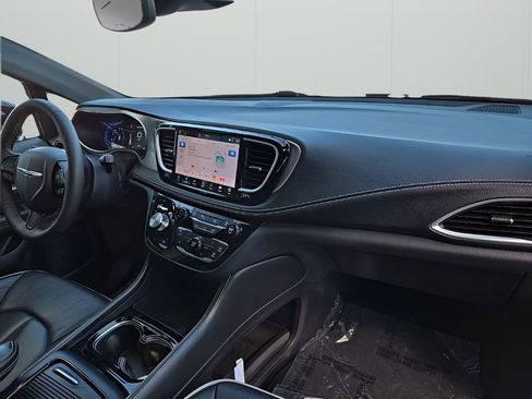 Used 2025 Chrysler Pacifica Limited FWD image 17
