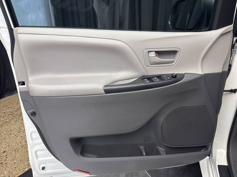 Used 2017 Toyota Sienna L FWD image 10