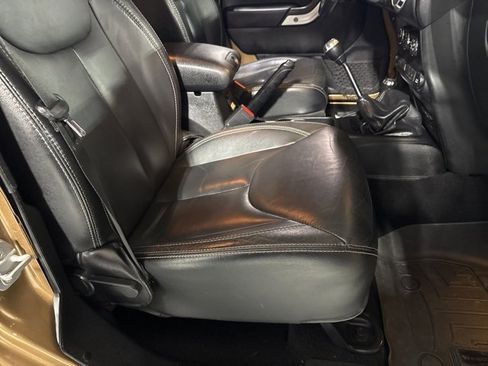 Used 2015 Jeep Wrangler Unlimited Sahara image 37