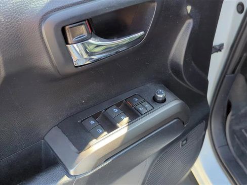 Used 2018 Toyota Tacoma TRD Sport image 8