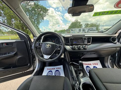 Used 2018 Toyota RAV4 LE FWD image 18
