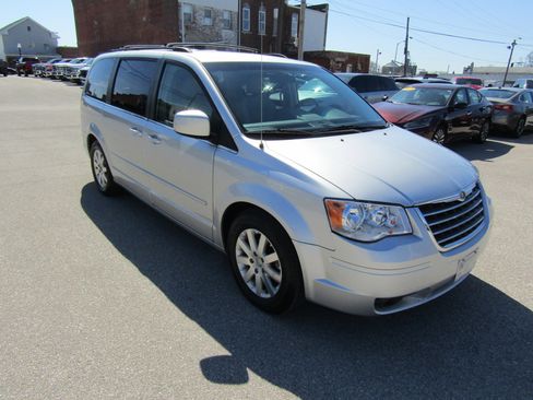 Used 2008 Chrysler Town & Country Touring FWD image 1