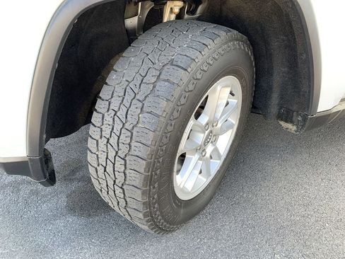 Used 2019 Jeep Grand Cherokee Laredo image 12