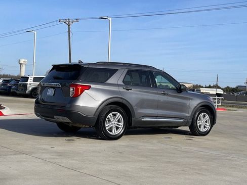 Used 2022 Ford Explorer XLT w/ Equipment Group 202A image 8