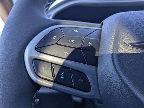 Used 2025 Chrysler Pacifica Select image 16