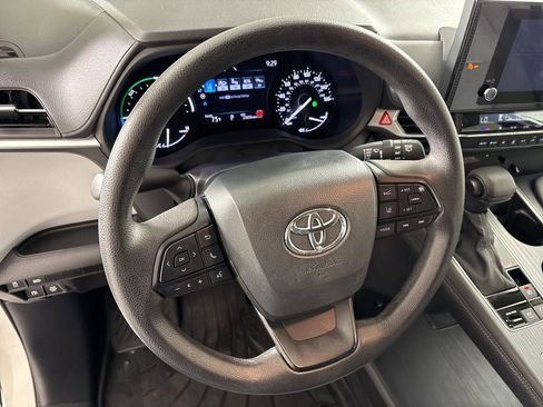 Used 2025 Toyota Sienna LE image 29