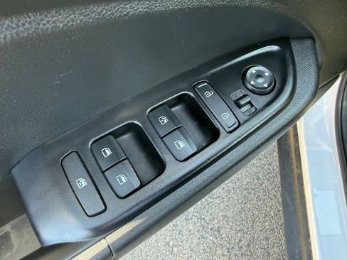 Used 2025 Hyundai Venue SEL FWD image 12