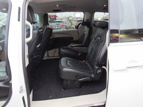 Used 2017 Chrysler Pacifica Touring-L Plus image 24