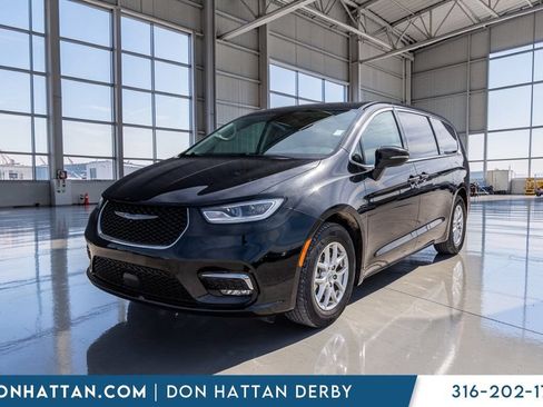 Used 2023 Chrysler Pacifica Touring-L FWD image 28