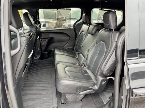 Used 2019 Chrysler Pacifica Touring-L Plus w/ Advanced Safetytec Group FWD image 14