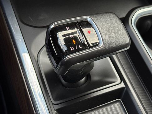 Used 2022 GMC Sierra 1500 SLT w/ SLT Convenience Package image 24