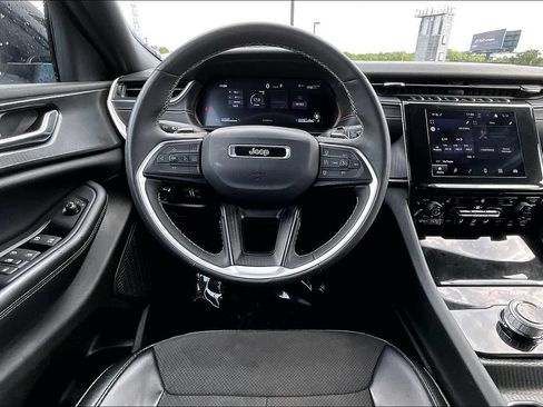 Used 2024 Jeep Grand Cherokee Altitude RWD image 10
